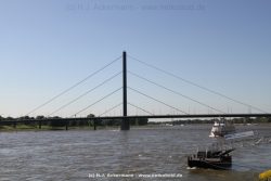 Duesseldorf Altstadt Rheinpromenade 002