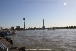 Duesseldorf Altstadt Rheinpromenade 004