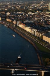 Duesseldorf Altstadt Rheinpromenade Von Oben 006