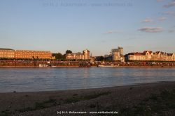 Duesseldorf Altstadt Rheinpromenade2 081