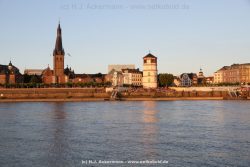 Duesseldorf Altstadt Rheinpromenade2 086