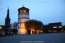 Duesseldorf Altstadt Schlossturm Abend 004