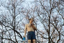 Duesseldorf Saeulenheilige Urlauber 005